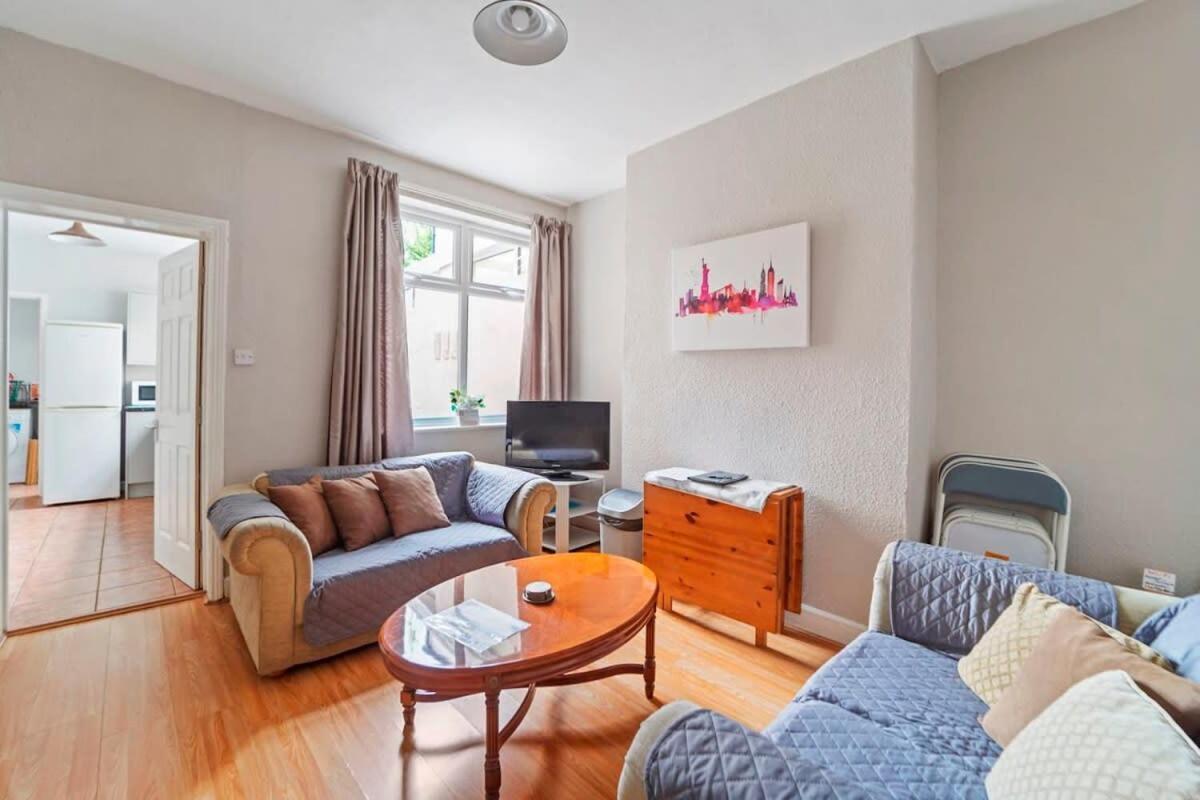 4 Bed Homely Retreat - Wolverhampton Exterior photo